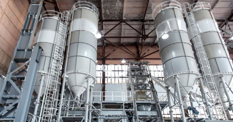 a plant for the production and mixing of concrete mortar with containers for cement and sand for automatic mixing of the mixture.